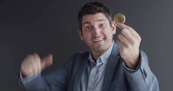 Ένας Άντρας Που Κρατάει Ένα Χρυσό Νόμισμα — Αρχείο Βίντεο
