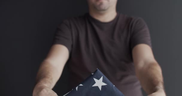 Homem Segurando Uma Bandeira Americana — Vídeo de Stock
