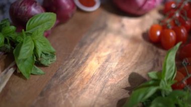 Kesme tahtasındaki acı biberli taze domates ve sebze.