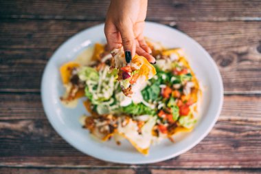 Bir tabak kremalı nachos atıştırmalığı.