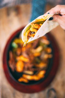 Bir tabak lezzetli taco.