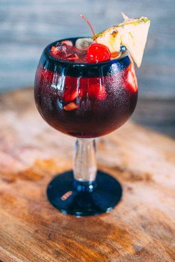 Bir bardak çikolatalı tatlı.