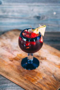 Bir bardak çikolatalı tatlı.