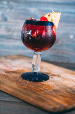 Bir bardak çikolatalı tatlı.