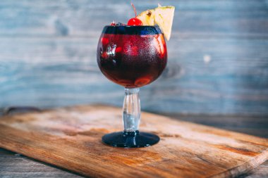 Bir bardak çikolatalı tatlı.