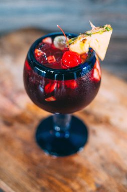 Bir bardak çikolatalı tatlı.