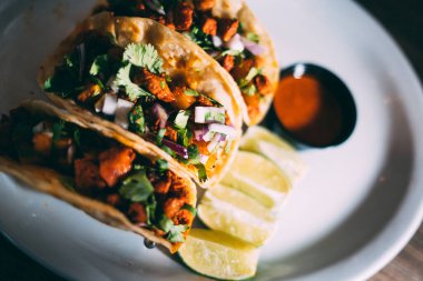 Bir tabak taco ve tortilla çerezi.