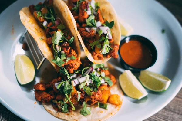 Bir tabak taco ve tortilla çerezi.