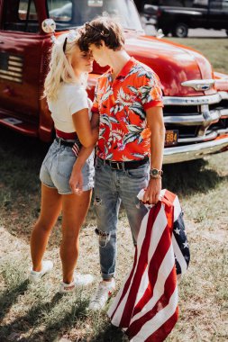 Kırmızı kamyonetli bir çift.