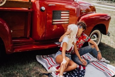 Kırmızı kamyonetli bir çift.