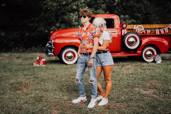 Casal Caminhão Vermelho Vintage — Fotografia de Stock