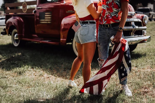 Kırmızı kamyonetli bir çift.