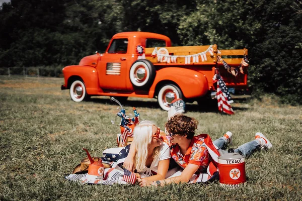 ヴィンテージの赤いトラックのカップル — ストック写真