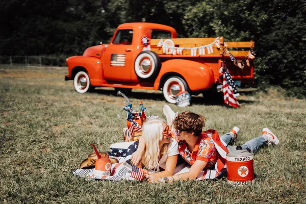 Couple Dans Camion Rouge Vintage Images De Stock Libres De Droits