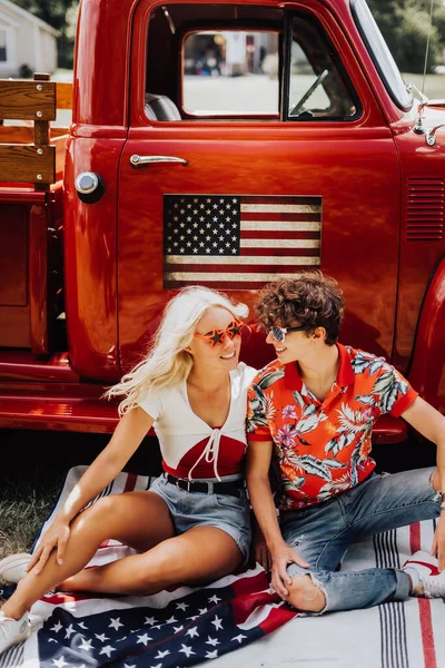 ヴィンテージの赤いトラックのカップル ロイヤリティフリーのストック画像