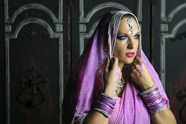 Традиционная индийская женщина — стоковое фото