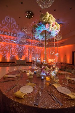 düğün günü masaya güzel çiçek