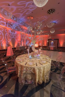 düğün günü masaya güzel çiçek