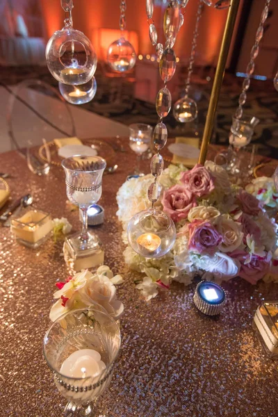 Lindas flores na mesa no dia do casamento — Fotografia de Stock