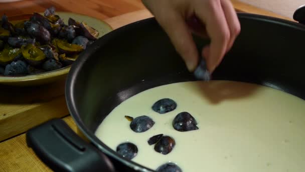 Выпечка тортов, положить фрукты на тесто — стоковое видео