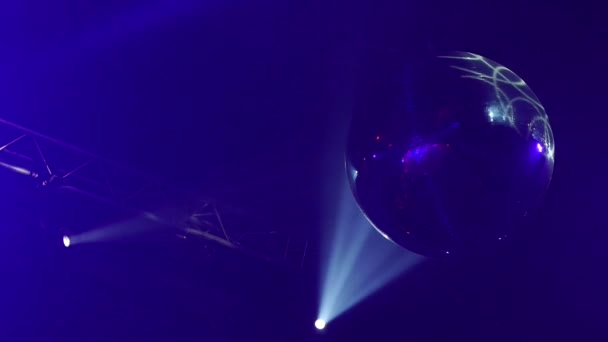 Kleine disco spiegel bal, discotheek, bar muziek, lichtshow — Stockvideo