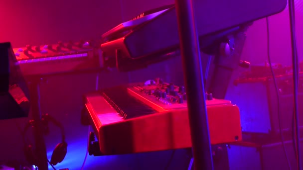 Music bar - sintetizzatore di pianoforte - strumenti musicali in sottofondo — Video Stock