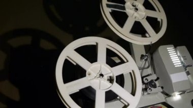 Film projektör - arka planda yansıma gölge - film projektör ses içerir