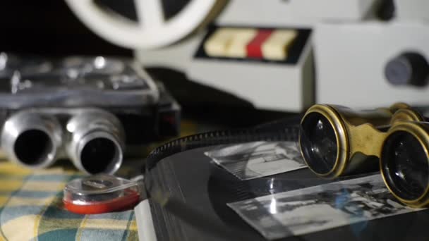 Retro film projektor - historyczne fotografie i rolce filmu — Wideo stockowe
