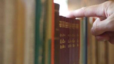 Kitap ile-raf bir kitap kütüphaneden yaptırmayı