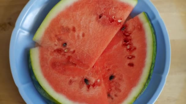 Segar irisan semangka semangka pada piring berputar — Stok Video