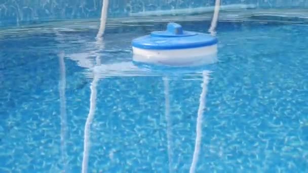 Обслуживание бассейна - платформа с подготовкой к очистке воды — стоковое видео