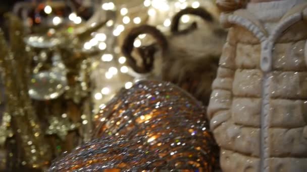 Рождественские украшения с куклой на переднем плане — стоковое видео