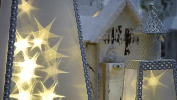 Glödande julbelysningen med vinter dekorationer — Stockvideo