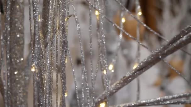 Luzes festivas brilhantes com decorações de Natal — Vídeo de Stock