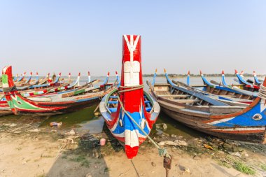 Burma'daki gölde tekne