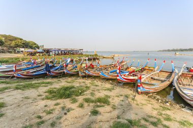 Burma'daki gölde tekne