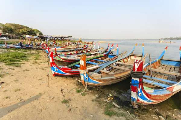 Barco en el lago en Birmania — Foto de Stock