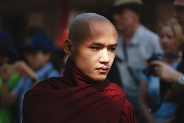 Mandalay, Myanmar - 14 Şubat: Myanmar rahipler yürüyüş U olmak köprüde en eski nerede ve dünyanın en uzun teak ahşap köprü