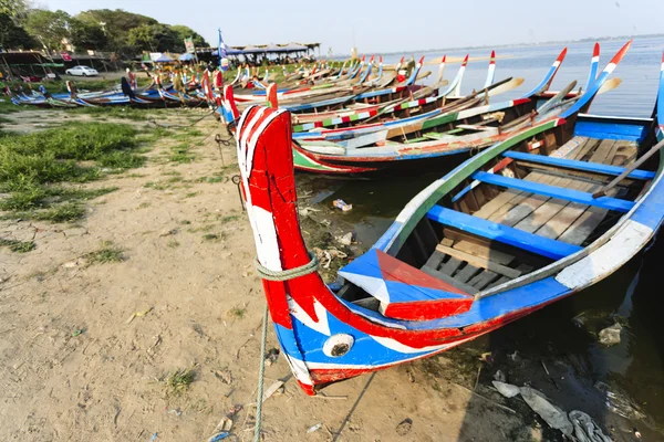 Burma'daki gölde tekne — Stok fotoğraf