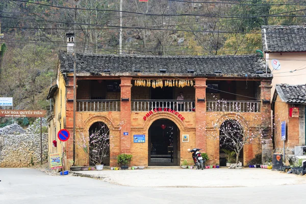 Antiguo edificio en la ciudad de Sa Phin en la provincia de Ha giang —  Fotos de Stock