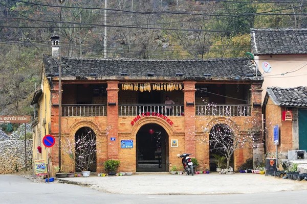 Antiguo edificio en la ciudad de Sa Phin en la provincia de Ha giang —  Fotos de Stock