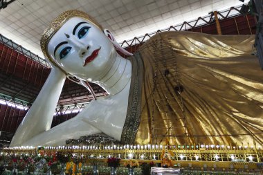 Bago, Myanmar - 3 Şubat: Shwethalyaung yatan Buda tarihinde Feburary 3, 2016 Bago, Myanmar. Bago en ünlü yatan Buda öyle