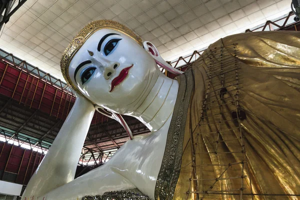 Bago, MYANMAR - 3 février : Shwethalyaung Reclining Buddha le 3 février 2016 à Bago, Myanmar. C'est le plus célèbre bouddha inclinable de Bago — Photo