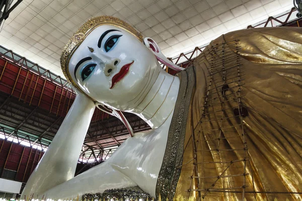 Bago, MYANMAR - 3 février : Shwethalyaung Reclining Buddha le 3 février 2016 à Bago, Myanmar. C'est le plus célèbre bouddha inclinable de Bago — Photo