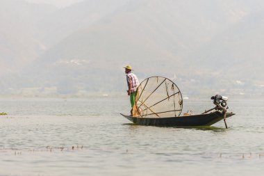 Inle Gölü, Myanmar - 13 Şubat 2016: yolcu taşıma amaçlı dolu bir tekne