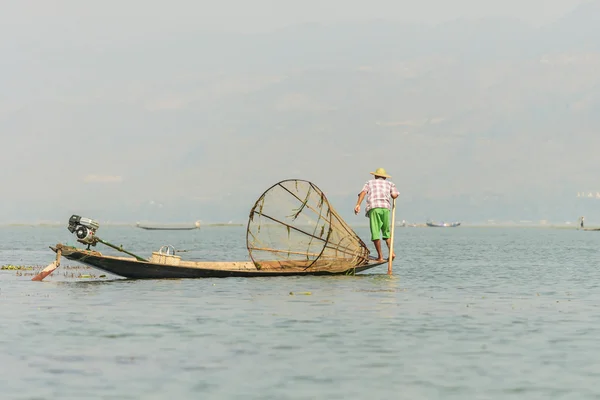 INLE LAKE, MYANMAR - FEBRUARY 13 2016: A boat filled with passengers for transport — Stock Photo, Image