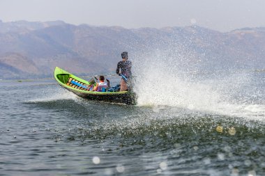 Inle Gölü, Myanmar - 13 Şubat 2016: yolcu taşıma amaçlı dolu bir tekne