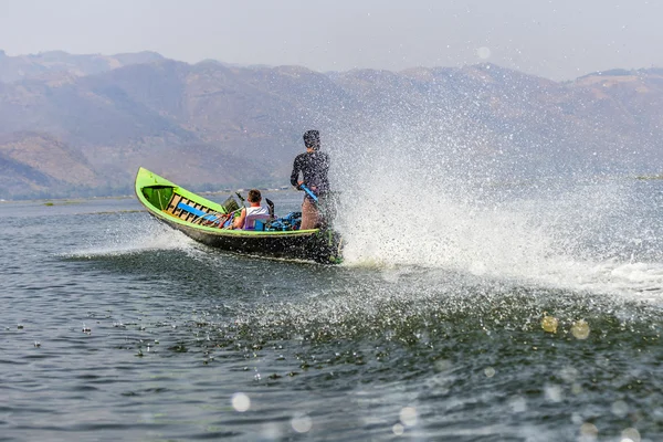 Inle Gölü, Myanmar - 13 Şubat 2016: yolcu taşıma amaçlı dolu bir tekne