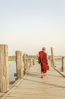 Mandalay, Myanmar - 14 Şubat: Myanmar rahipler yürüyüş U olmak köprüde en eski nerede ve dünyanın en uzun teak ahşap köprü