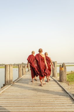 Mandalay, Myanmar - 14 Şubat: Myanmar rahipler yürüyüş U olmak köprüde en eski nerede ve dünyanın en uzun teak ahşap köprü